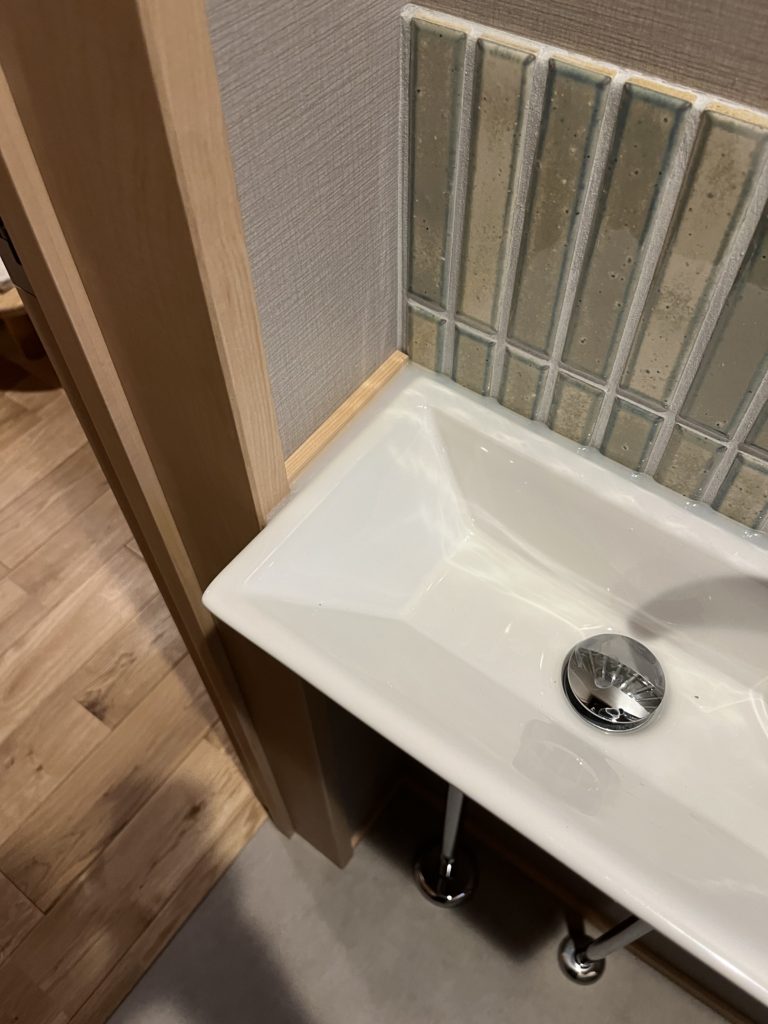 トイレのシンプル手洗い器　　　　和モダンコーデ