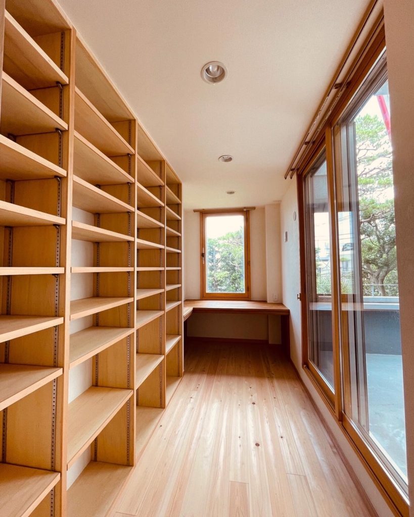 本棚がたくさんの書斎　壁面収納