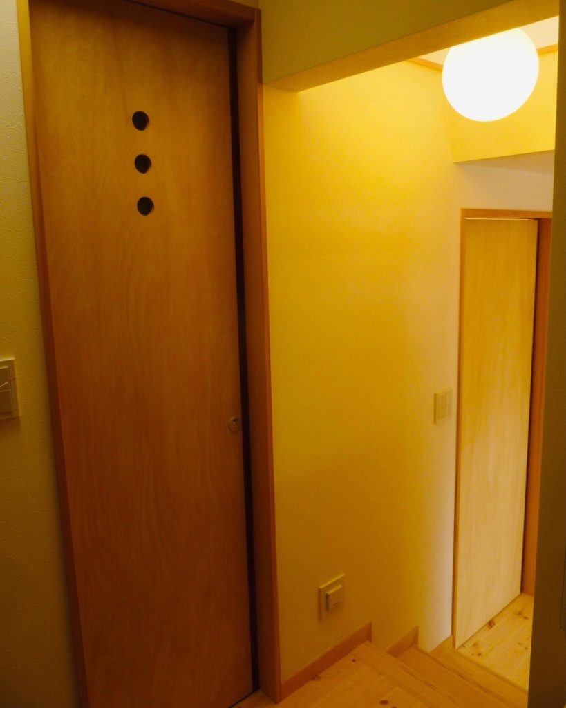 トイレのドア　造作木製引戸