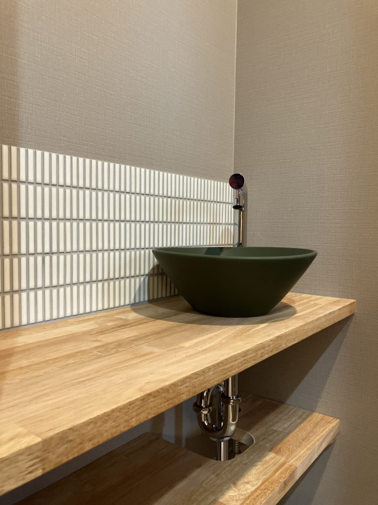 タイルと陶器の手洗いボウル