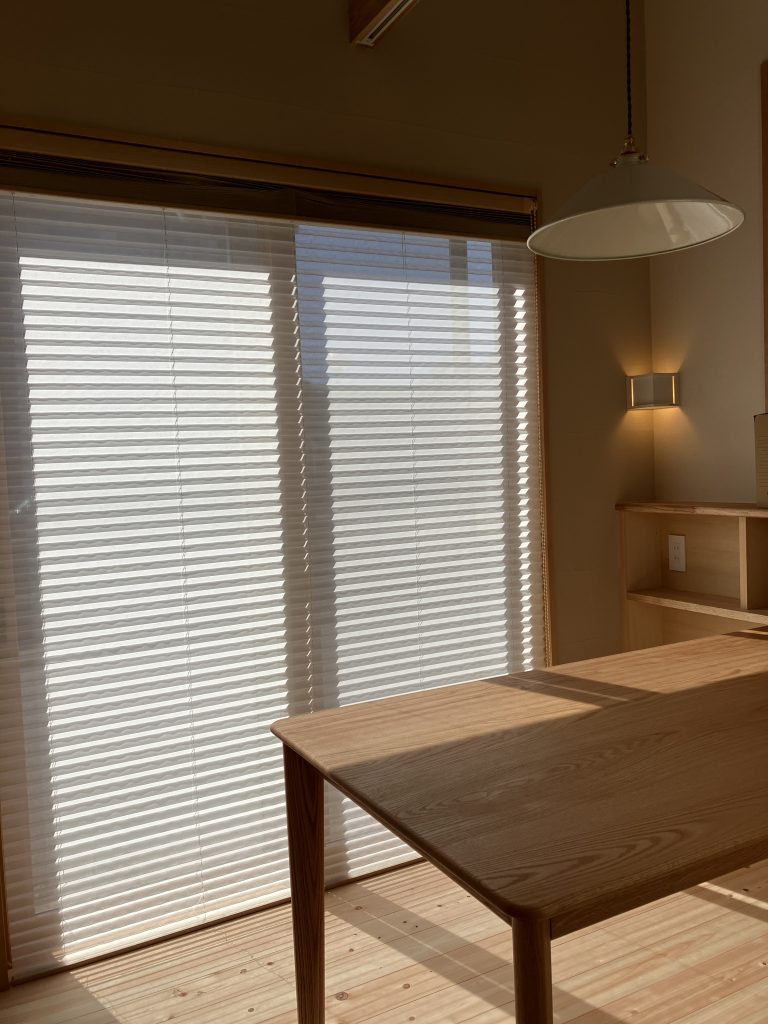 穏やかな光が入るダイニングで