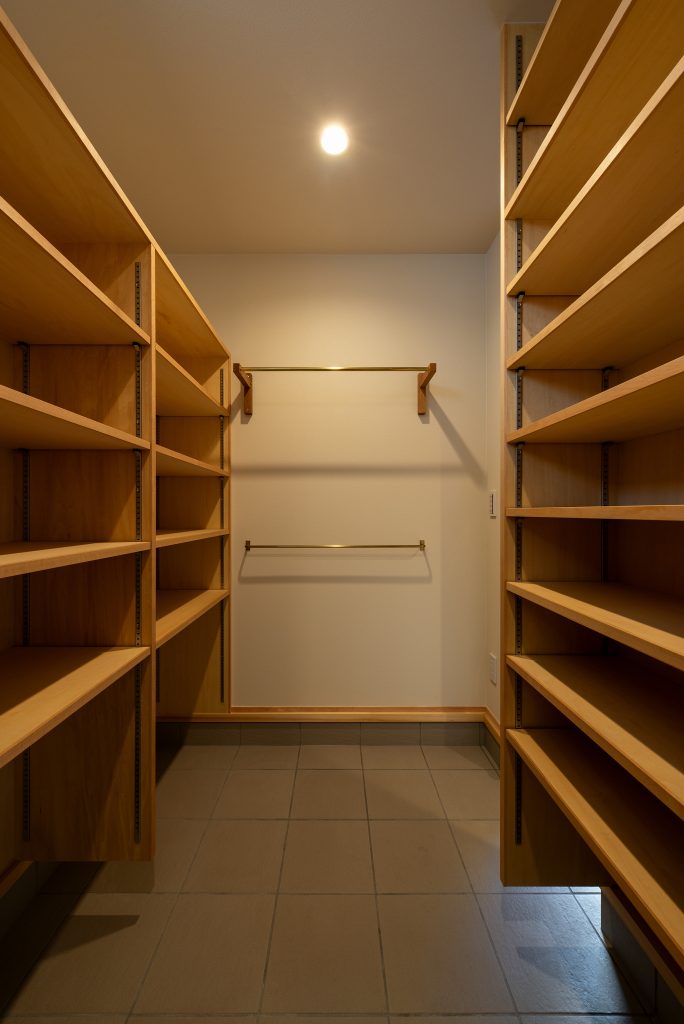 四帖のシューズクローク内部