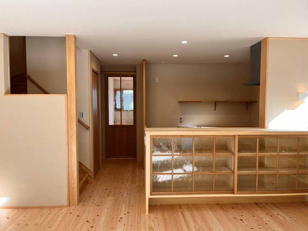 ダイニングのアクセントになるキッチンカウンター収納