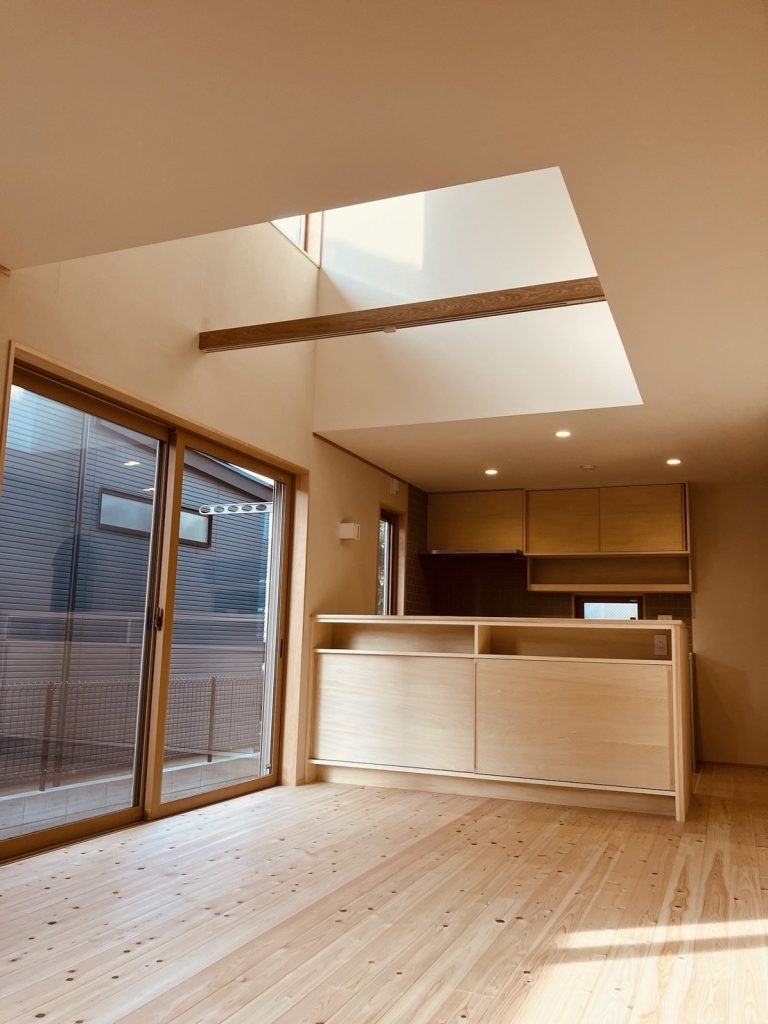 住宅密集地のリビングダイニング