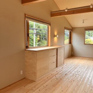 緑と木の美しいリビングダイニング