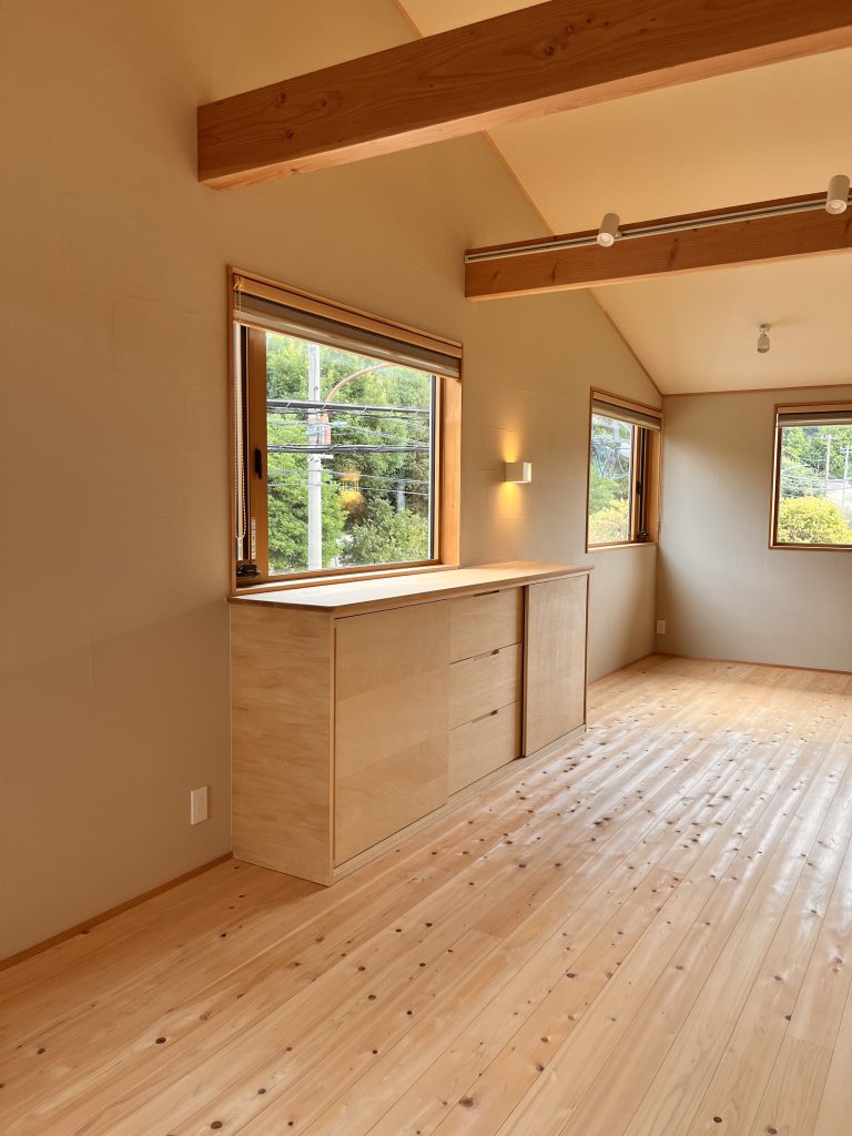 緑と木の美しいリビングダイニング