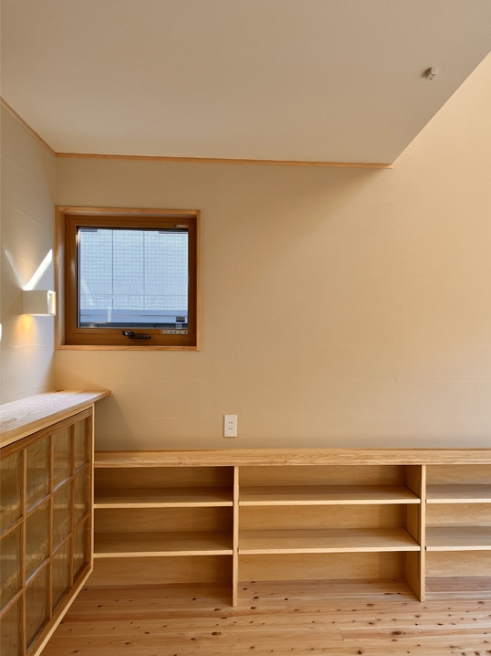 カウンターになるオープン収納