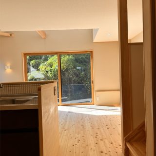 緑が見える吹き抜けダイニング