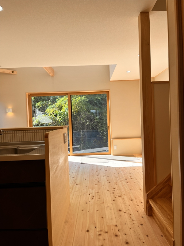 緑が見える吹き抜けダイニング