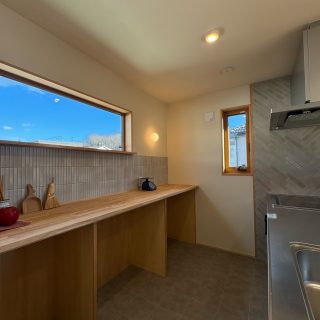 キッチンの広々作業台