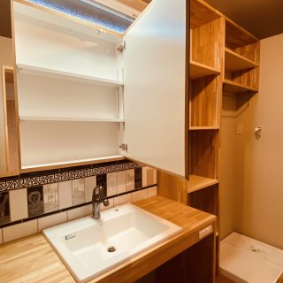 収納たっぷりの造作洗面台