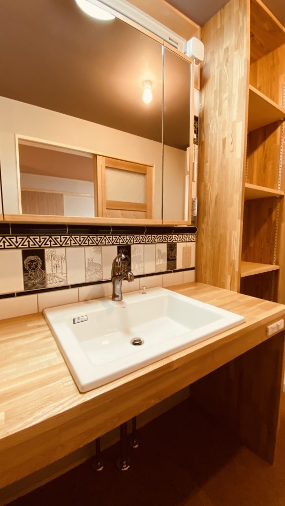 遊び心たっぷりの造作洗面台