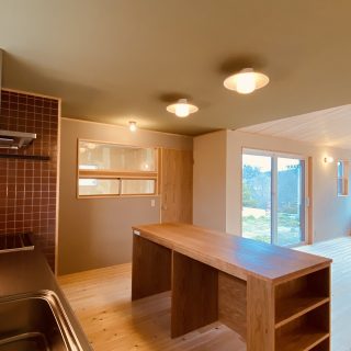 質感豊かなウッドカウンター