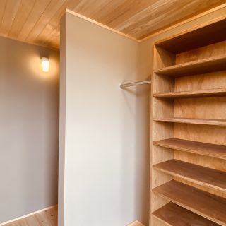 無垢材の空間が美しいミニマルな玄関意匠