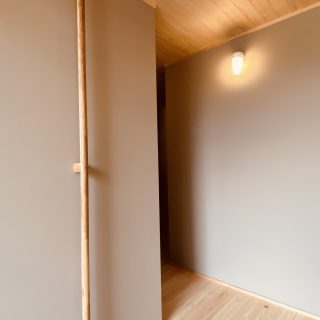 本物の木の質感で迎える