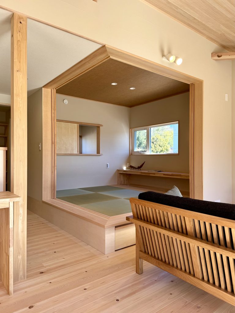 ゴロゴロできる　リビングの畳コーナー