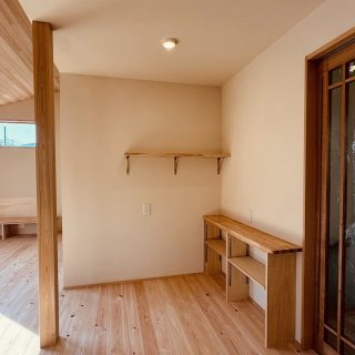 無垢のシンプル造作棚