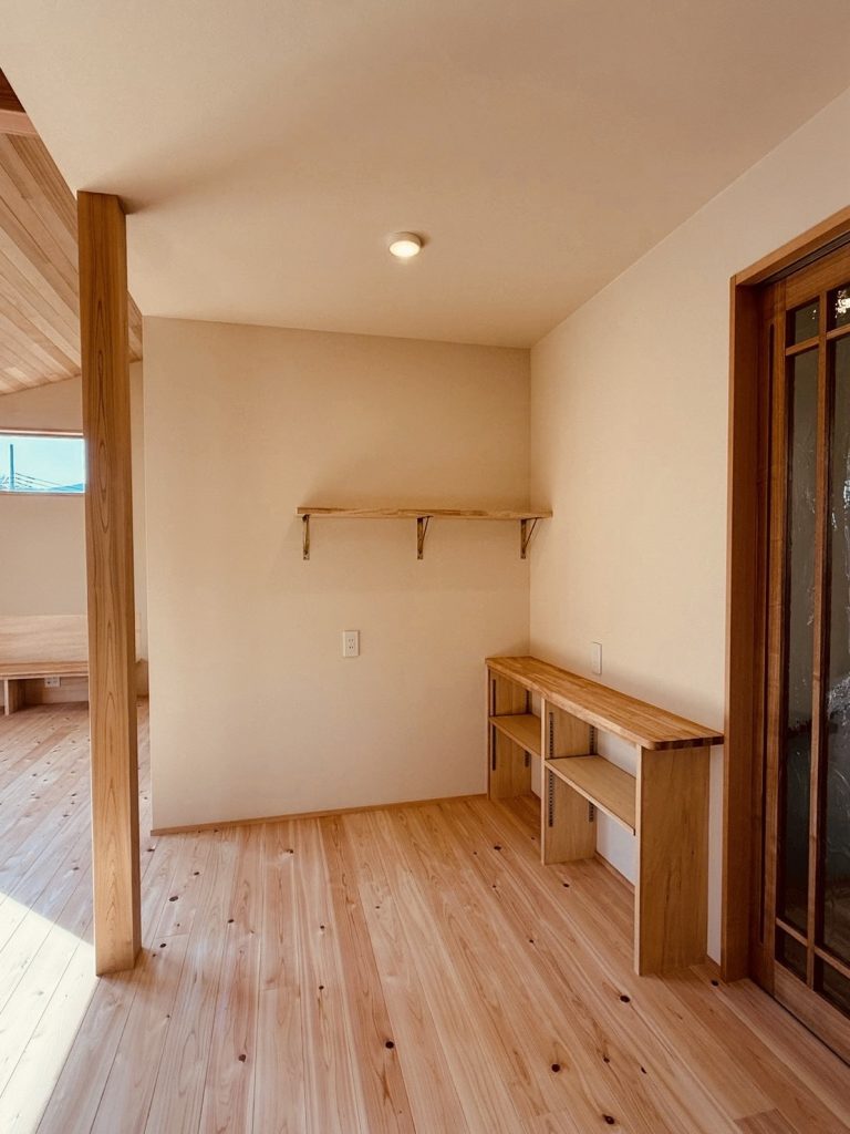 無垢のシンプル造作棚