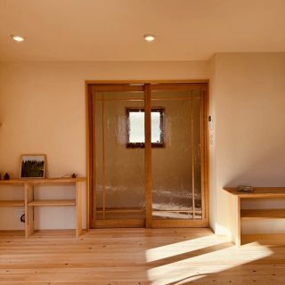 無垢の木と泡硝子の素敵な境界