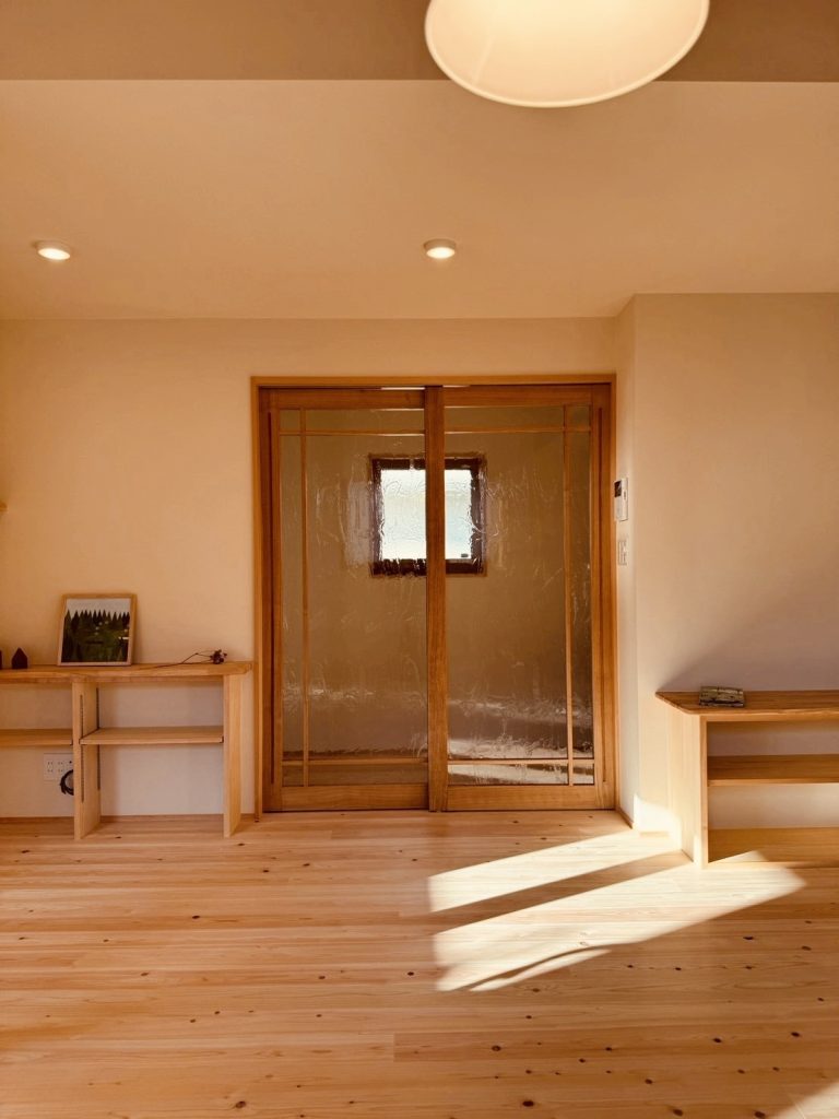 無垢の木と泡硝子の素敵な境界