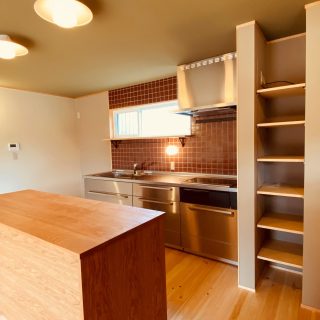 無機質と温もりが同居する、機能美のキッチン