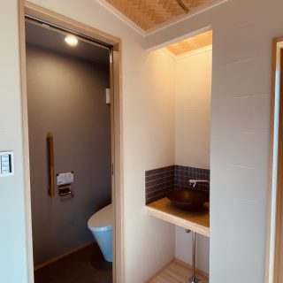 静謐な空気が漂う茶室横のトイレ