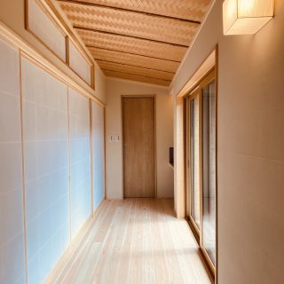 茶室へと誘う廊下