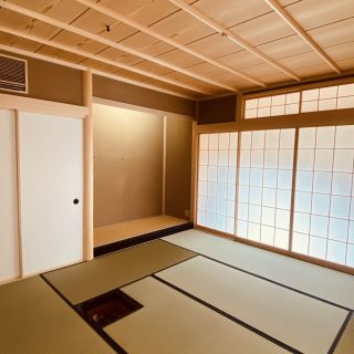 光と木の温もりに包まれる、心安らぐ和の空間
