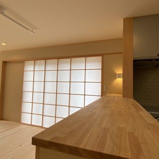 木の空間を繋ぐ造作キッチンカウンター