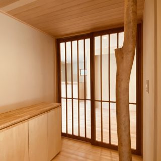 変木手摺がアクセントの玄関ホール