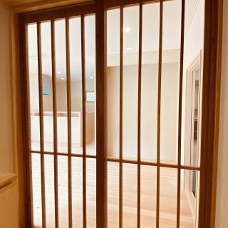 無垢の本物の質感が温かく迎える建具