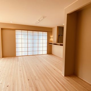 ヒノキの無垢床の質感を大切に