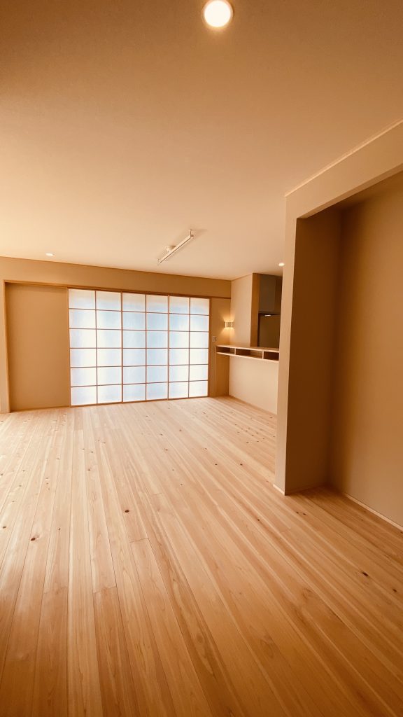 ヒノキの無垢床の質感を大切に