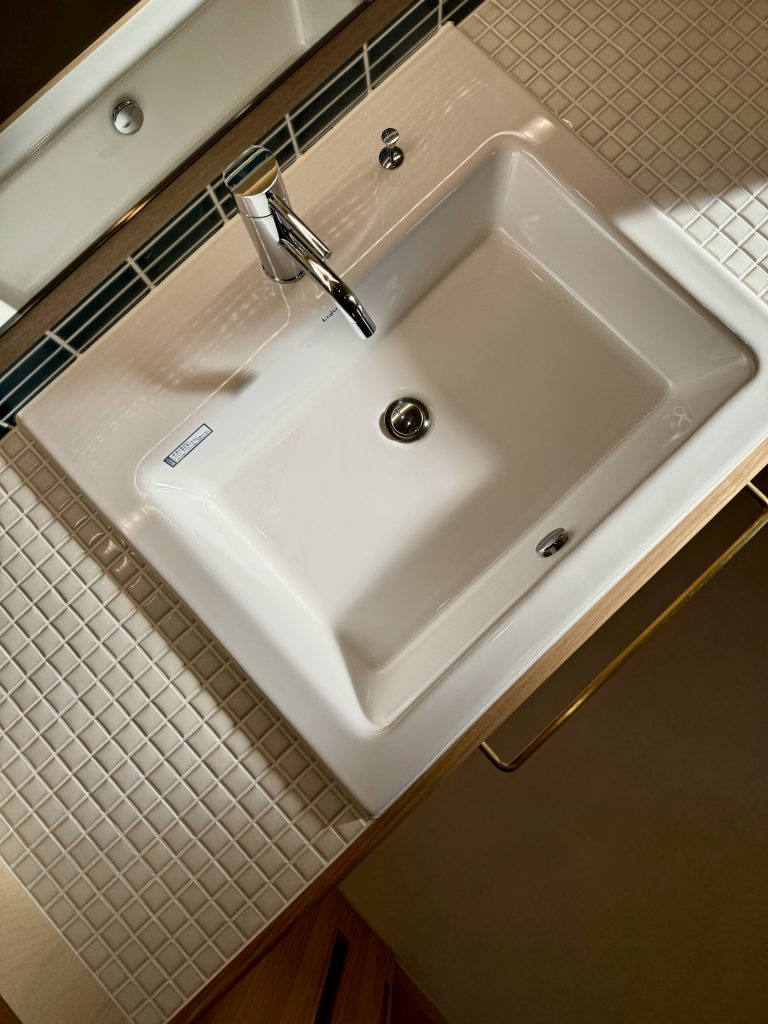 おしゃれなタイルのオーダメイド洗面台