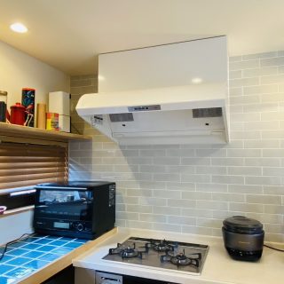 北欧ブルーのタイルが主役のキッチン