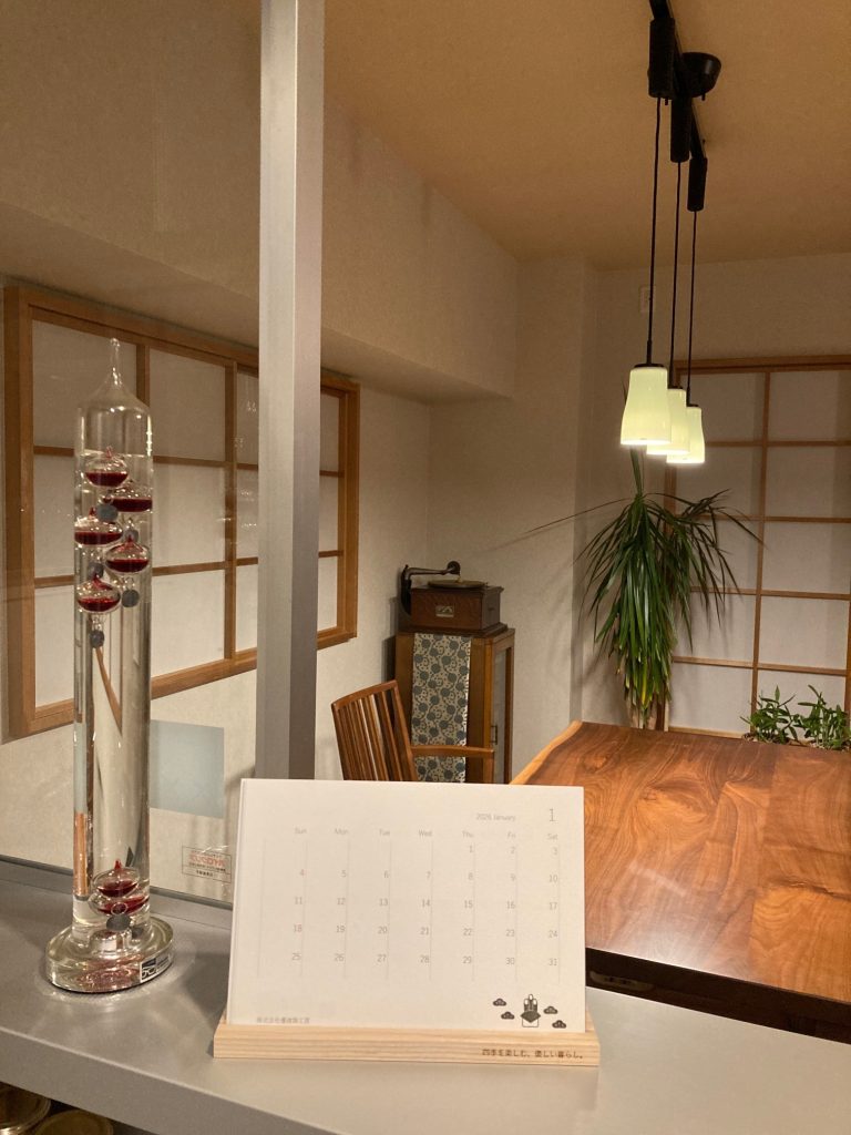 マンションの窓に障子の設え