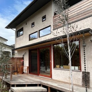 内と外を繋ぐデッキのある家