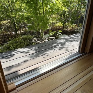 リビングの縁側からの庭の眺め