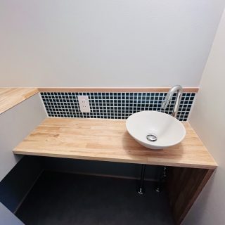 トイレ内の木とタイルの造作手洗い