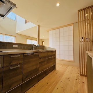 空を仰ぐキッチンと開放的な吹き抜けダイニング