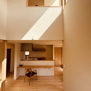 2階と繋がる吹き抜けリビング