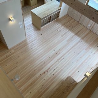 木の温かみのあるスマートなLDK