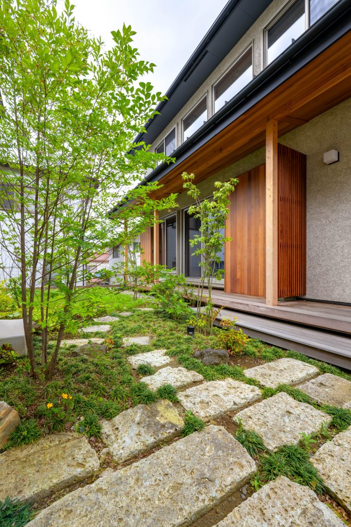 緑豊かな広がりを感じる庭と建物