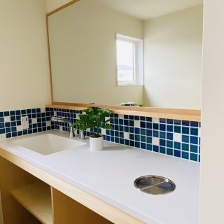 大きなミラーの造作洗面台