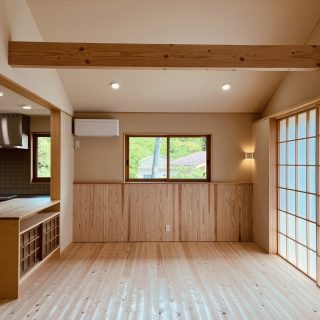 緑の見える、温かみのあるLDK