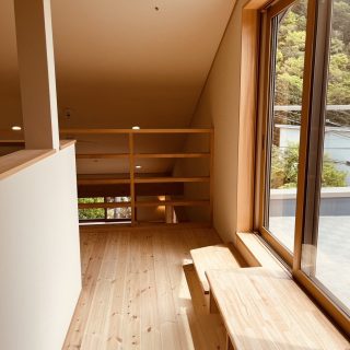 暮らしの豊かなスペース　バルコニーの出入りに便利な造作ステップ