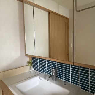 白と青の爽やかコーデの造作洗面台
