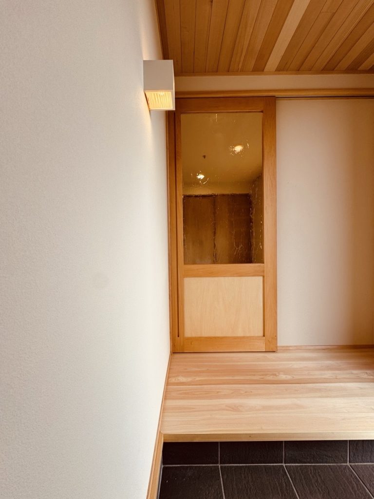 玄関ホールの建具の役割