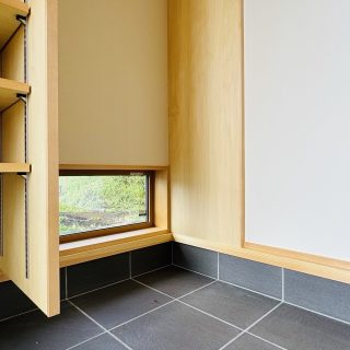 玄関に拡がりと抜け感を。
