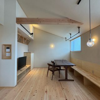 勾配天井に梁のあるリビングダイニング
